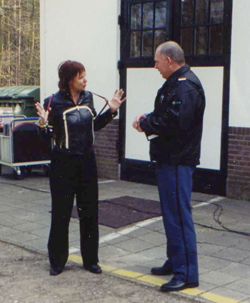 Barbara geeft examentraining aan de parkeerpolitie in Vaassen, 2005